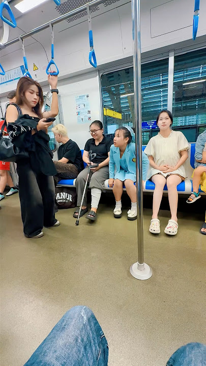 A train full of kindness 💕🚇 [TRUC AN TV] #trucantv #kindness #help #subway #everydayheroes