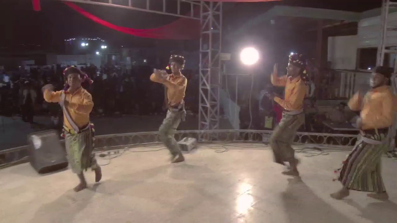 تألق فرقة شباب الشحر في رقصة حضرمية روعة 