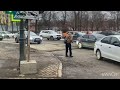 Герои среди нас. Петербуржец регулирует движение на перекрёстке.