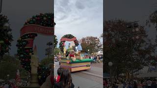 Christmas Parade Disneyland California disneyland jorney travel shorts mickey minnie trip