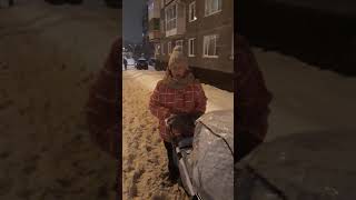 В Мурманске молодые мамы жалуются на непроходимость дорог из-за неубранного снега. Местная жительниц