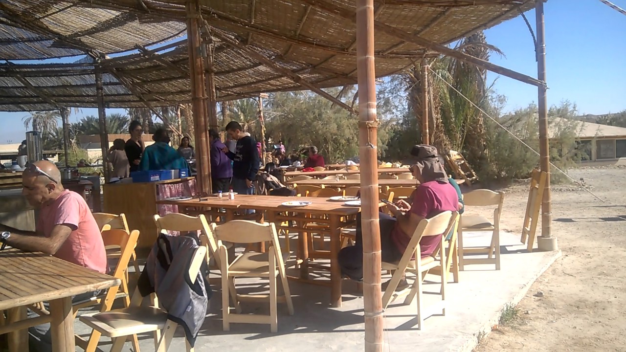 Столовая в Центре "МОА", Арова, Израиль. Первый день до ретрита, поэтому еще можно разговаривать.