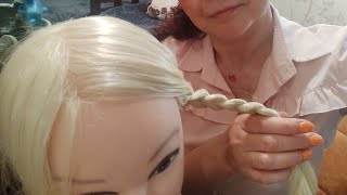 картинка: АСМР 🌟 Немного странный парикмахер поищет у вас вшей 😴