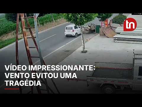 Rajada de vento leva chapéu e evita que idoso seja atropelado por carro