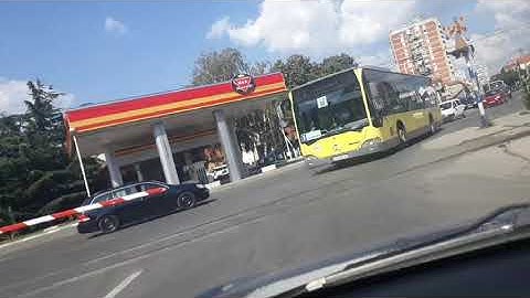 Autobus Nišexpresa prelazi prugu kad je spuštena rampa
