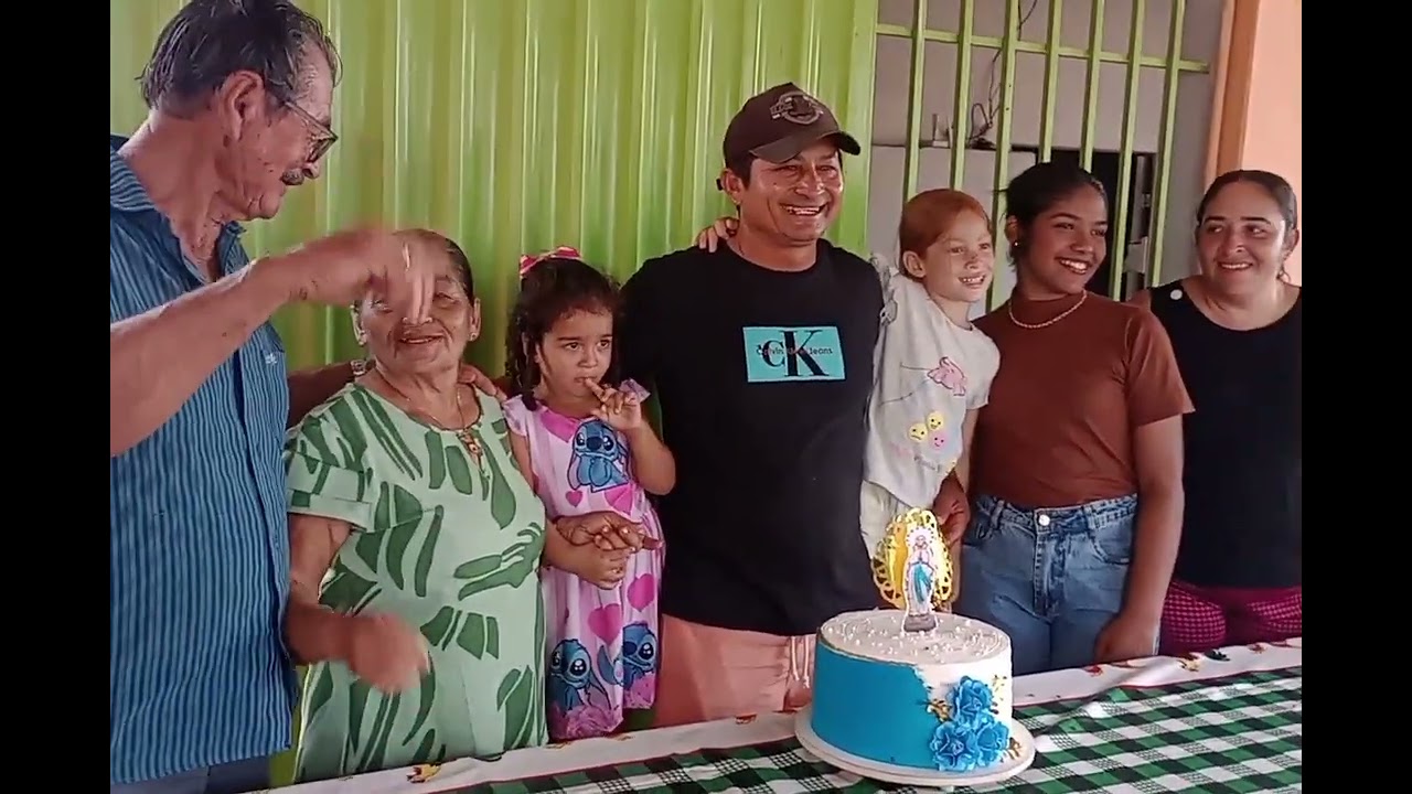 Comemorando o aniversário de dona Lourdes 