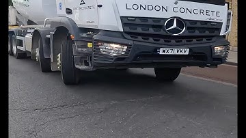 Scary London Concrete lorry ignoring me and the bus behind. Or is he just ignorant?