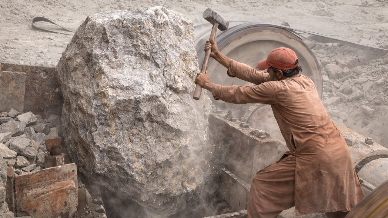 Экстремальный затор в дробилке! Гигантские камни застряли в дробилке | Настоящая мощная дробилка ...