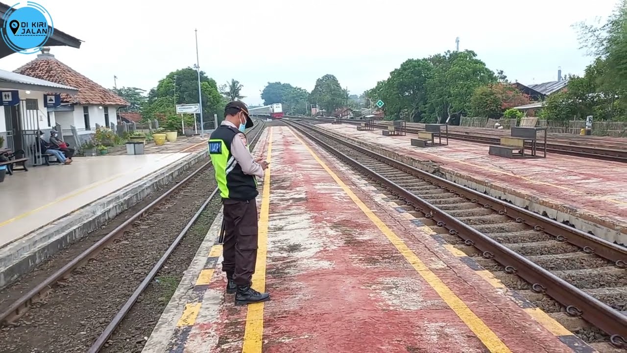 KA COMMUTERLINE WALAHAR TIBA DI STASIUN KEDUNGGEDEH 
