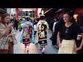 秋の京都!多くの外国人観光客が魅了される美しい舞妓さんたちのあいさつ回りに感動!夕暮れ~夜の祇園、海外の反応