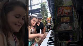 J’apprends le Piano à une fille de 8 ans ( une future pianiste )