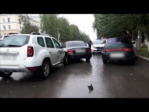 В дорожно-транспортном происшествии вчера около полудня пострадали три автомобиля