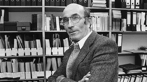 Como é construído o pensamento de Niklas Luhmann sobre sua relação com o direito?