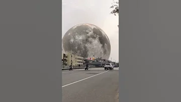 تخيل القمر ينزل على الارض شائع على يوتيوب 
