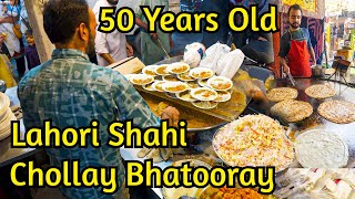 50 Years old Street Food of Lahore | Lahori Shahi Pathooray | Baba G Fish | Best Parathay in Lahore