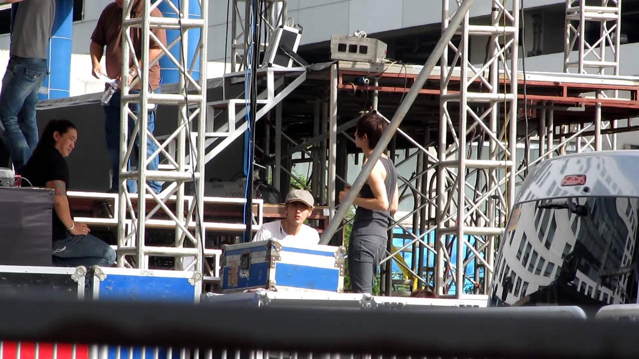 [FANCAM] 130119 DKFC Rehearsal- Kris and Chanyeol talking + Chanyeol waving cutely during Open Arms