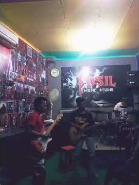 Adek berjilbab ungu  (cover drum)