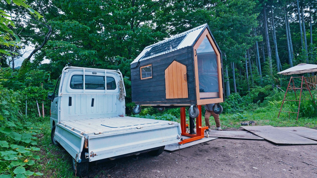 The world's smallest house, loaded onto a mini-truck, becomes a camper van!