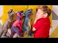 Сонный Лёва весело укладывает динозавров спать и играет в прятки
