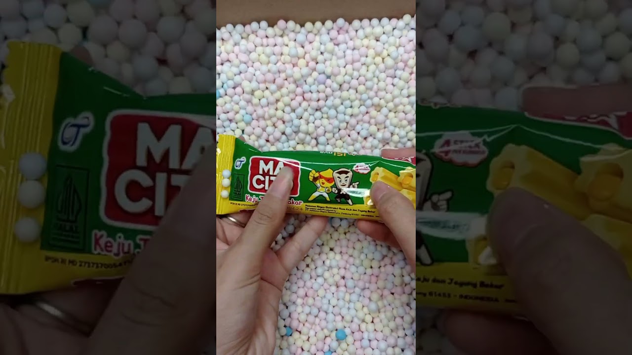 Mencari dan menemukan jajanan Ma Cito di dalam kardus 