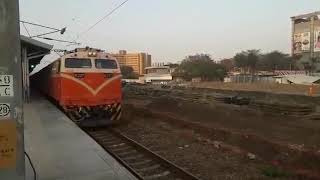 513次經由海線開往潮州的E227電頭+一節夕景彩繪觀光莒光號車廂新式自動門莒光號，本片由鐵道旅行霖贊助