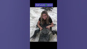 تمساح يفترس امراه 