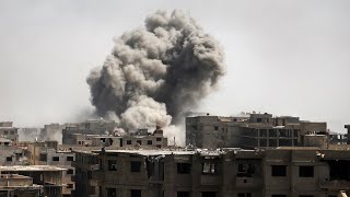 Des rebelles et des civils quittent la Ghouta orientale, toujours bombardée