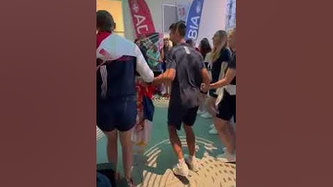 Novak Đoković proslavlja zlatnu olimpijsku medalju u olimpijskom selu
