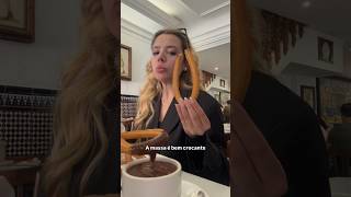 Provando um dos churros mais antigos da Espanha