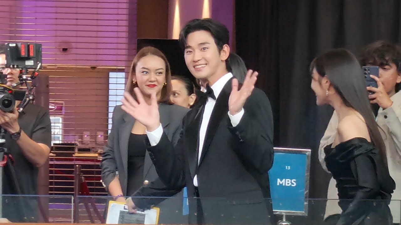 Kim Soo Hyun 김수현 & Cho Boah - Blue Carpet Star Gazing - Disney Presents: A Night of Stars