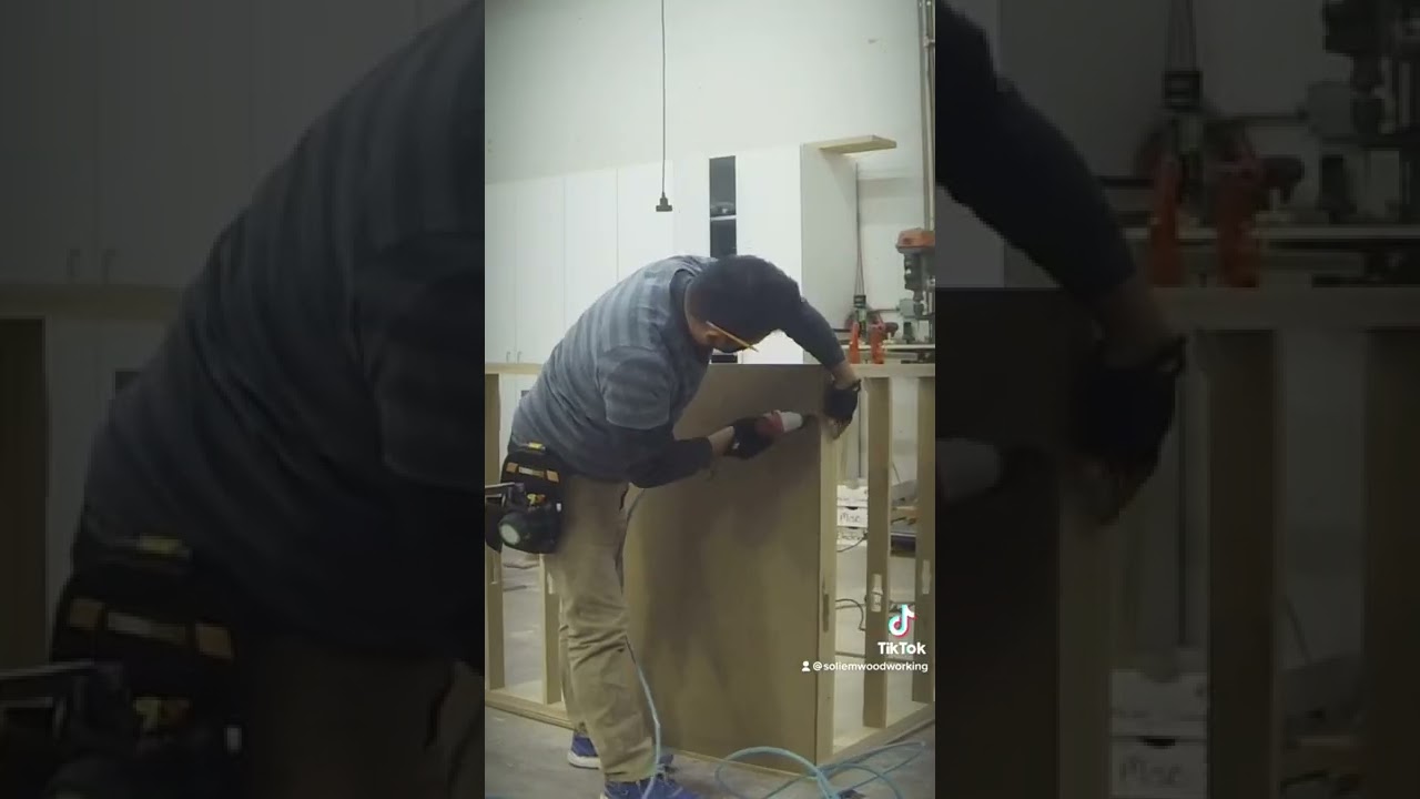 Reception desk with beadboard panels / Mesa de recepción con paneles