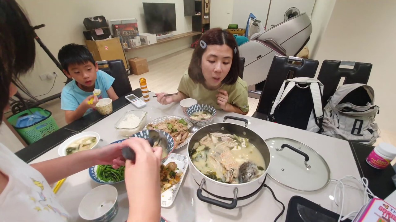 老婆今天煮的晚餐很豪華｜鮭魚頭熬湯＋炒松阪豬肉
