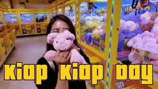 Playing kiap kiap at Halolo Park. 来夾娃娃咯！#clawmachine #malaysia