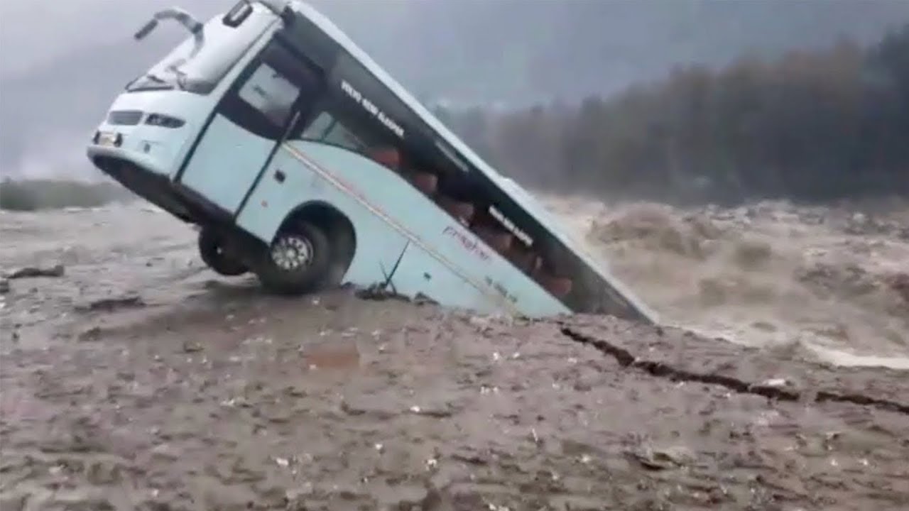 ঝড়ের কবলে পড়ে বাসটি কিভাবে তলিয়ে গেলো || বিশ্বাস করতে কষ্ট হবে This Bus is Get Taken