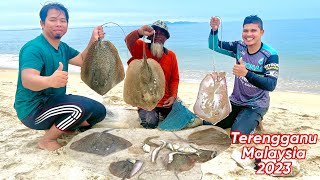 🇲🇾JUMPA OTAI PALING HEBAT MENJALA IKAN PARI DI PANTAI BATU RAKIT! | Traditional Cast Net Fishing