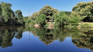 Het Meer Met Strandje Op Landgoed La Chataigneraie Bij Jumilhac Le Grand