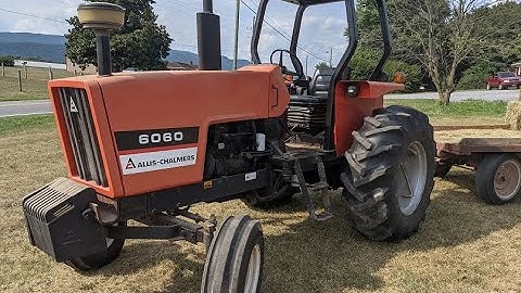 Allis Chalmers 190XT Baling Hay