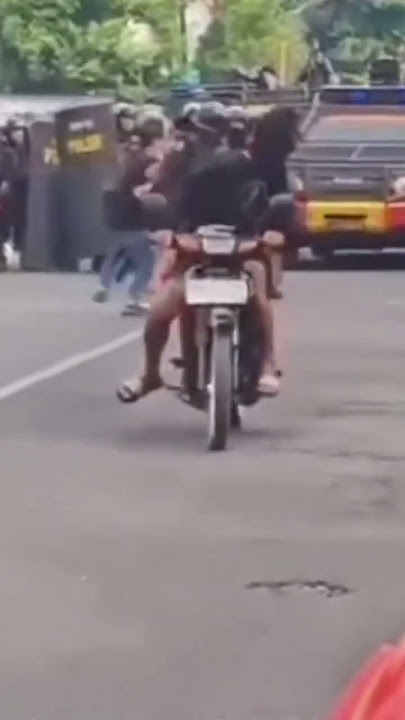 Pendemo ini tak mengira temannya diamankan pihak berwajib (Source: TT/appa.hanhun) #demopati