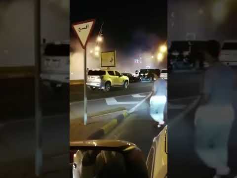 مفحط عاكس السير في طريق مزدحم ويمارس التفحيط بشكل متهور