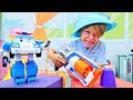 Robocar Poli oyuncak ile çocuk oyunları. Poli okul ödevini yapmaya öğretiyor