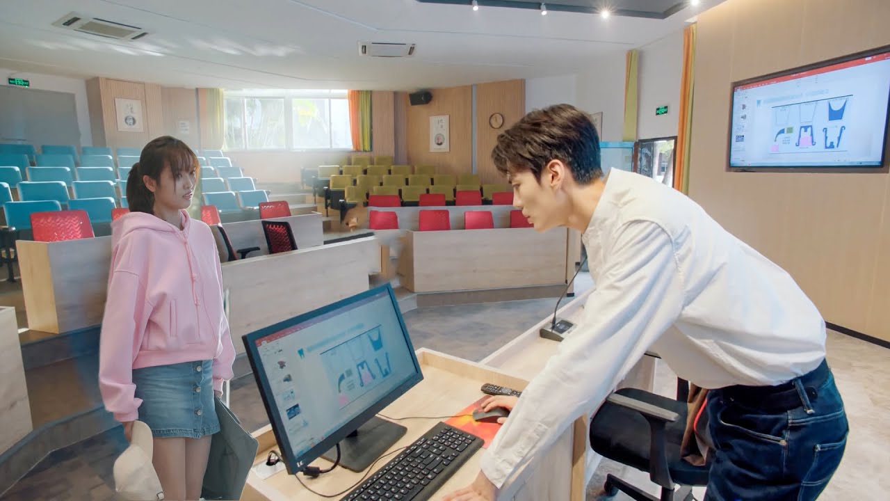 P3ซินเดอเรลล่าสวมกระโปรงสั้นไปชั้นเรียน แต่พบว่าครูเป็นซีอีโอจึงถูกจับได้ว่าแอบหนีไป!