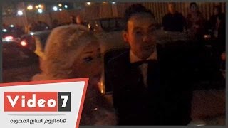 بالفيديو .. عروسان يحتفلان بزفافهما فى احتفالات ميدان التحرير باكتساح « السيسى »