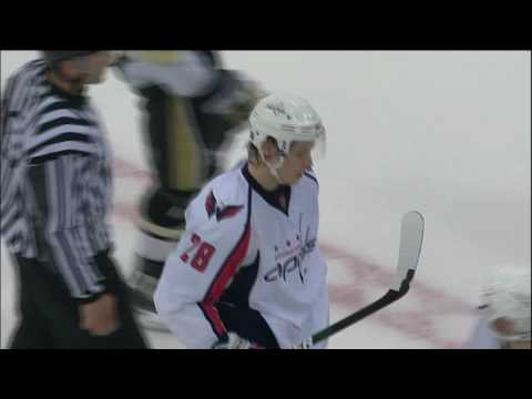 Evgeni Malkin scores