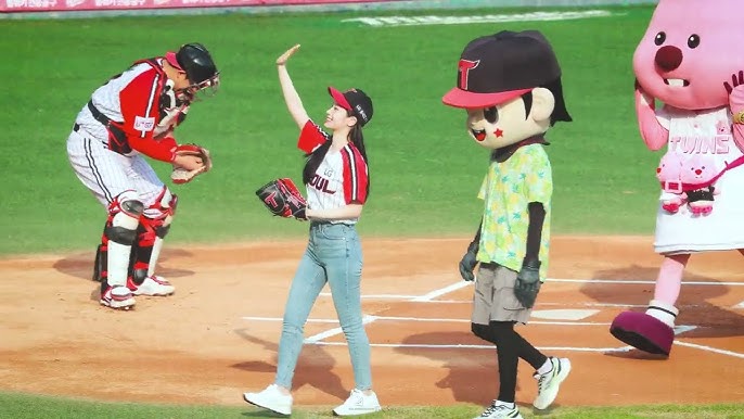 220821 TWICE Dahyun - LG Twins First Pitch