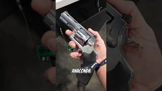 Un Grande Anaconda Revolver Colt