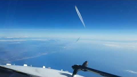 Rare video RVSM airspace. Minimum aircraft separation. 3 aircrafts at same position at the same time