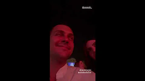 Милош Бикович со своей девушкой на концерте.