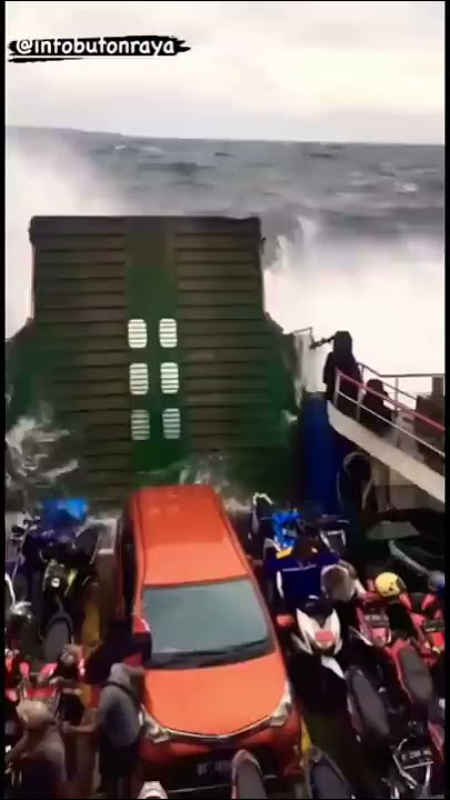 Ganasnya ombak musim barat di lintasan Ferry Wamengkoli-Baubau