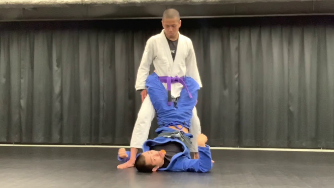 クローズガードで相手が立って来た時の必須スイープ