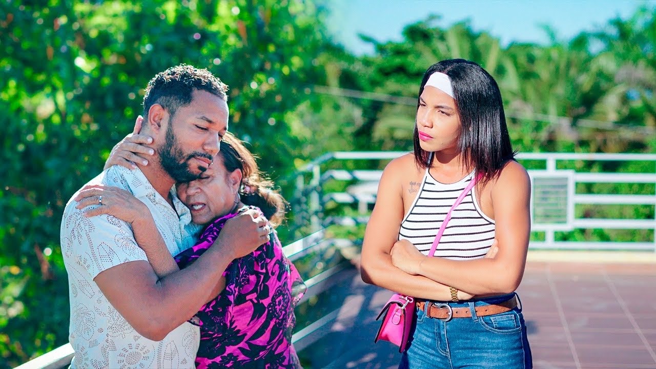 Señora se ENAMORA DE un Joven y no le prestaba Atención. A  lo que DECÍA la gente .